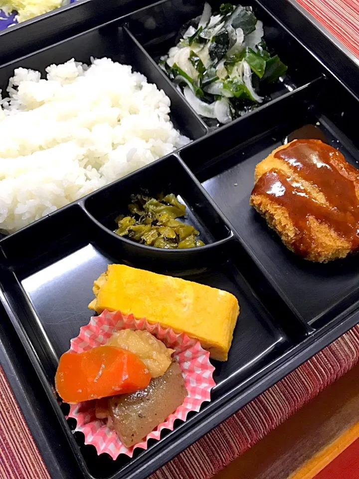 今日の日替わりお弁当
メンチカツ、卵焼き、里芋の煮物、ワカメのサラダ|山崎 純子さん