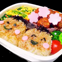 今日のJK娘弁当。 🌸焼きおにぎり 🌸ミートボール 🌸ほうれん草入り卵焼き 🌸ブロッコリー 🌸ミニトマト 🌸コンニャクの醤油煮 🌸飾り桜ハム  #おべんとう #お弁当 #lunch #lunchbox #桜 #焼きおにぎり #おにぎり|ぴあのちゃんさん