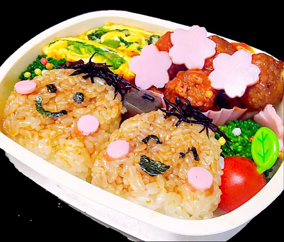 今日のJK娘弁当。 🌸焼きおにぎり 🌸ミートボール 🌸ほうれん草入り卵焼き 🌸ブロッコリー 🌸ミニトマト 🌸コンニャクの醤油煮 🌸飾り桜ハム  #おべんとう #お弁当 #lunch #lunchbox #桜 #焼きおにぎり #おにぎり|ぴあのちゃんさん