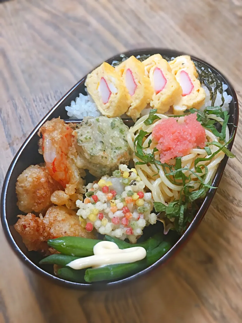 今日のお弁当
・エビ天
・焼売の変わり揚げ二種
・カニカマ入り出汁巻
・たらこパスタ|akiさん