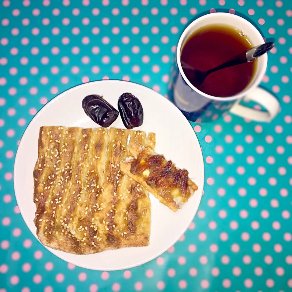 Snapdishの料理写真:「バルバリーとデーツ」Persian bread "Bár-bári" with butter & dates + Black tea ☕️|H3L1DAさん