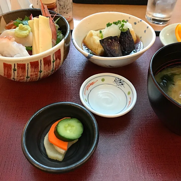 Snapdishの料理写真:海の幸ちらし寿司/茄子と豆腐揚げ出し/味噌汁|山内博之さん