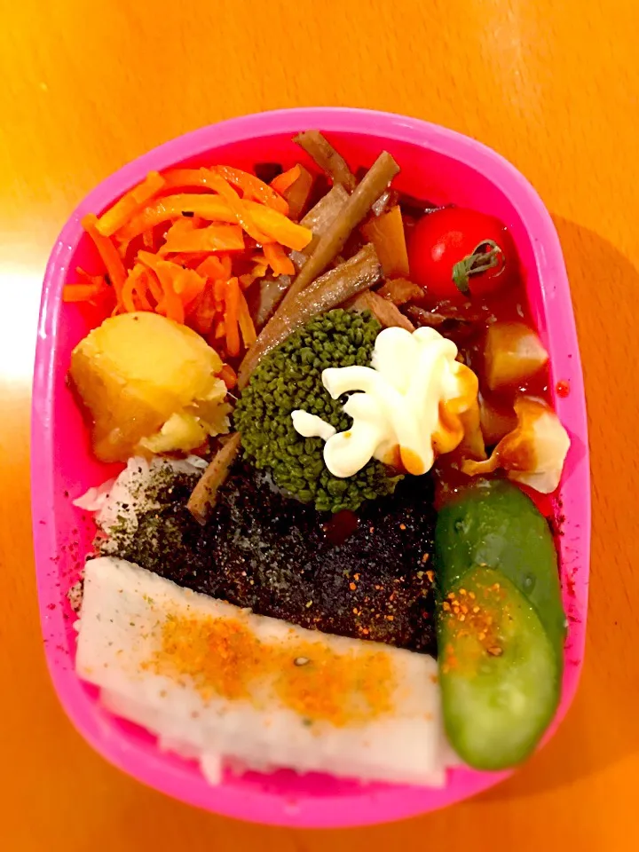 パパお弁当🍱😋  きんぴらゴボウ  人参バジルソテー  ビーフカレー  ブロッコリーのサラダプチトマト  きゅうりの糠漬け  大根の漬物  もみ海苔|ch＊K*∀o(^^*)♪さん