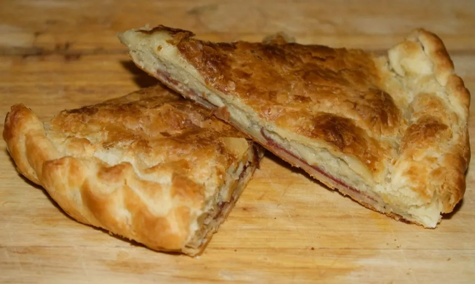 Snapdishの料理写真:Ma Tourte au Bleu D'Auvergne et Magrets de Canards Séchés !!!!!
My Blue Cheese and dried filets of Ducks Pie !!!!!|PHILIPPEさん