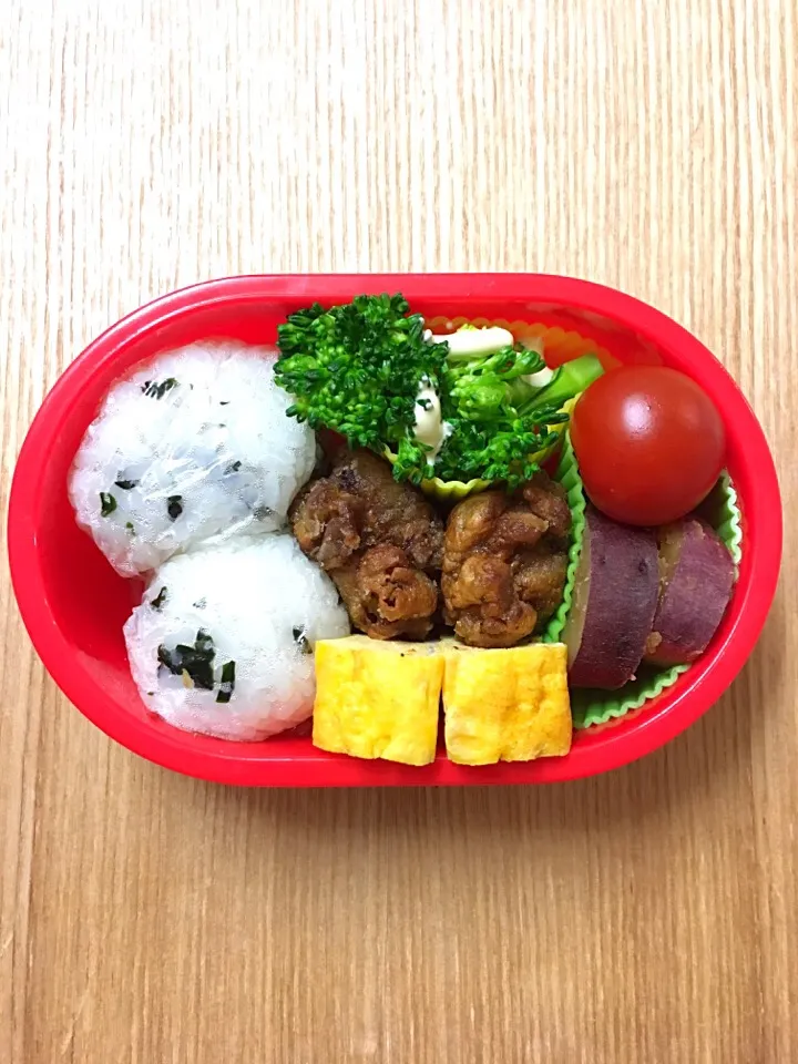 #ムスメご飯 #ムスメ弁当 

豚こま唐揚げ、さつまいも甘煮、卵焼き、ブロッコリー、ミニトマト、わかめおにぎり。|mossan＠OSAKAさん