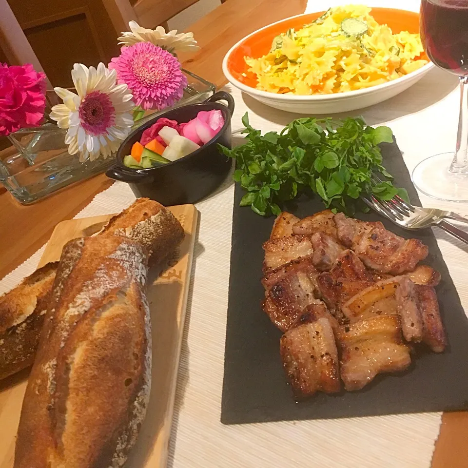 桜央里さんの料理 豚肉の赤ワインマリネ✨🍷グリル
で、晩ごはん🍴|ba.a.ba_キッチンさん