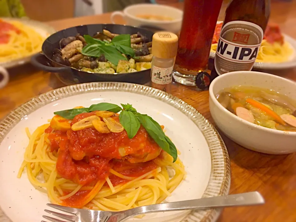 ばんごはん〜。
鶏肉トマト煮パスタと、アヒージョ🍻|なかじー。さん