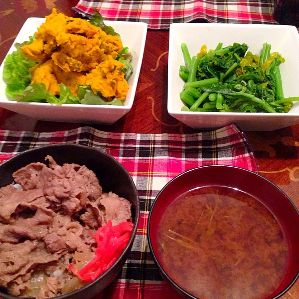 Snapdishの料理写真:今日の晩御飯(๑´ڡ`๑)
牛丼、南瓜のサラダ、菜の花の辛子和え、豆苗の味噌汁|ちゃたままさん