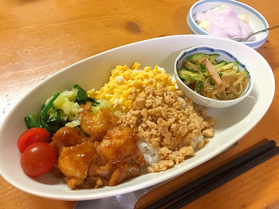 鶏そぼろ丼と焼き鳥と春雨サラダ|ルドルフさん