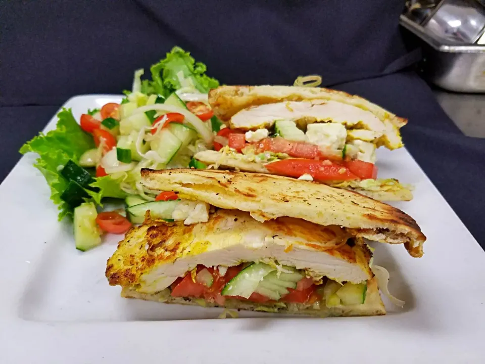 Tandori chicken sandwich woth feta, cucumber, tomato. seeved with a cucumber, onion, and tomato salad with a raspberdy vinaigrette.|Melissa Greenさん