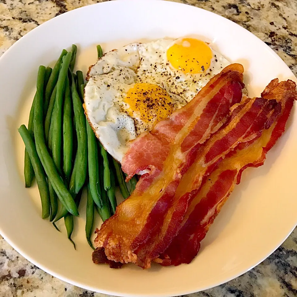 Lunch: boiled beans, oven baked bacons and sunny side eggs. 🥓 🍳 👍🏻|Nanaさん