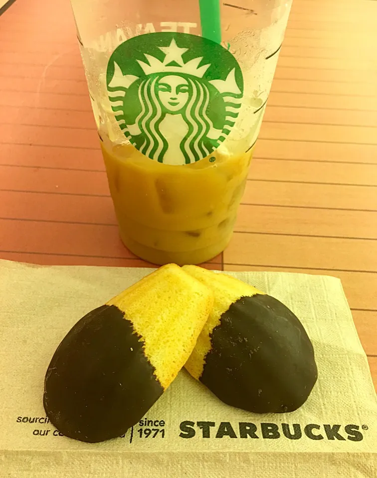 Snapdishの料理写真:Iced Coffee and Chocolate Dipped Madeleines #starbucks|🌺IAnneさん