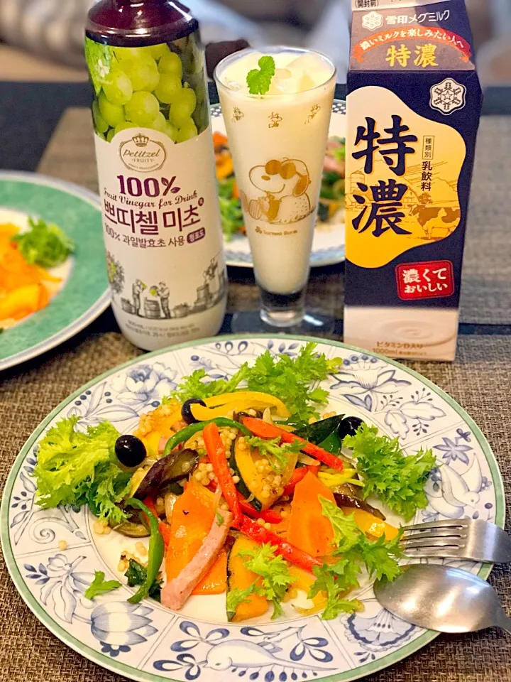 クスクス入り彩り野菜炒めDE
朝ごはん。
マスカット酢➕牛乳を添えて|シュトママさん