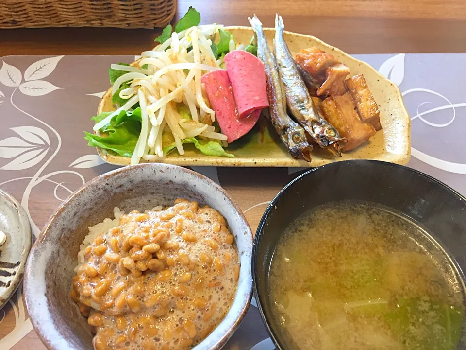 朝ごはん
厚揚げとはんぺんの甘辛焼き、焼きししゃも、蒸しもやし、レタス、ハム、白菜の味噌汁、白米、納豆|かよちゃんさん