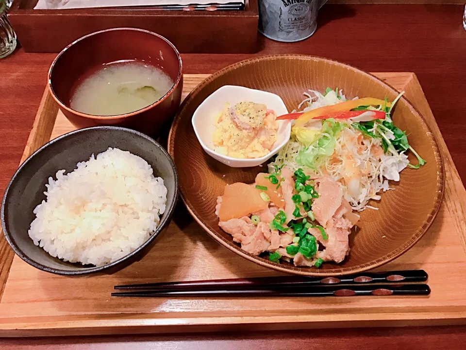 Snapdishの料理写真:ごはんランチ
豚バラ大根甘辛煮|ちゃみこさん