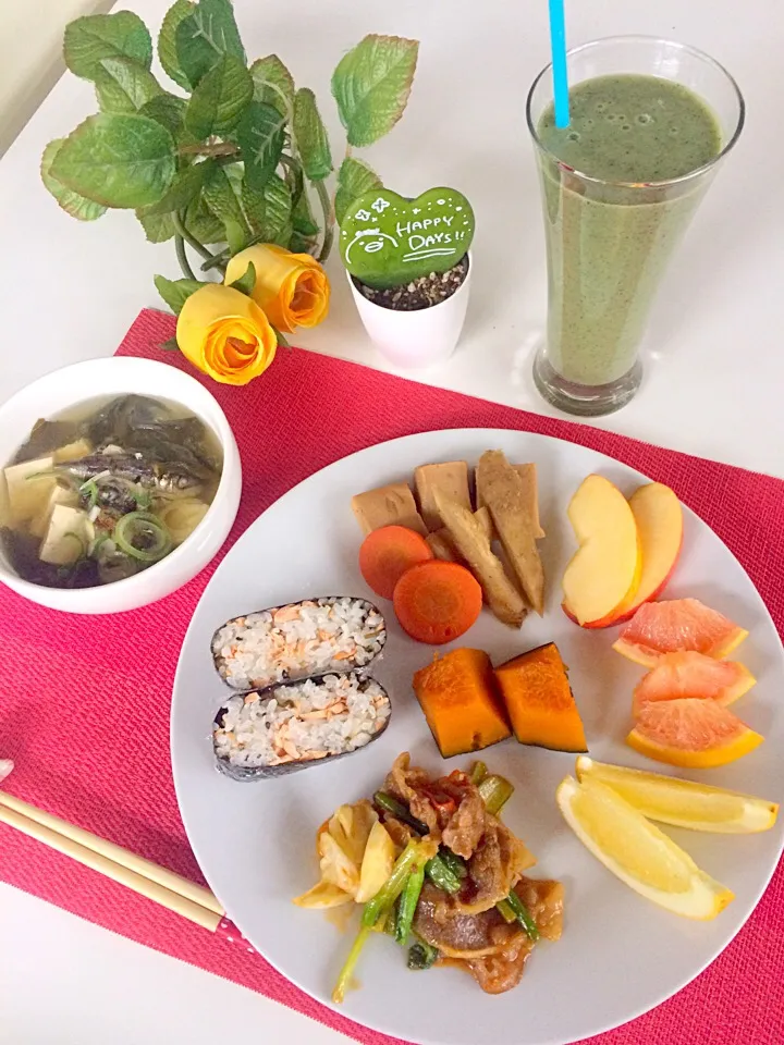 幸せ朝ごはん出来たよ〜〜(*´ω｀*)
鮭昆布胡麻のおにぎらず🎵
牛肉カルビーの野菜炒め生姜入り🎵
高野豆腐の煮物🎵
かぼちゃの煮物🎵
フルーツ❤りんご🍎グレープフルーツ
アジ煮干しで味噌汁🎵豆腐とワカメ🤗
甘酒スムージー🎵バナナ🍌りんご🍎入り( ◠‿◠ )今日もバランスGOODだね〜👍💖|はみちゃんさん