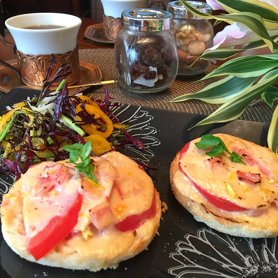 Snapdishの料理写真:『余ったお餅と豆乳で、チーズみたいになる😳ピザトースト💕』kiyoさんとちゃんちさんの投稿を見て、私も作ってみました✨|paaruさん