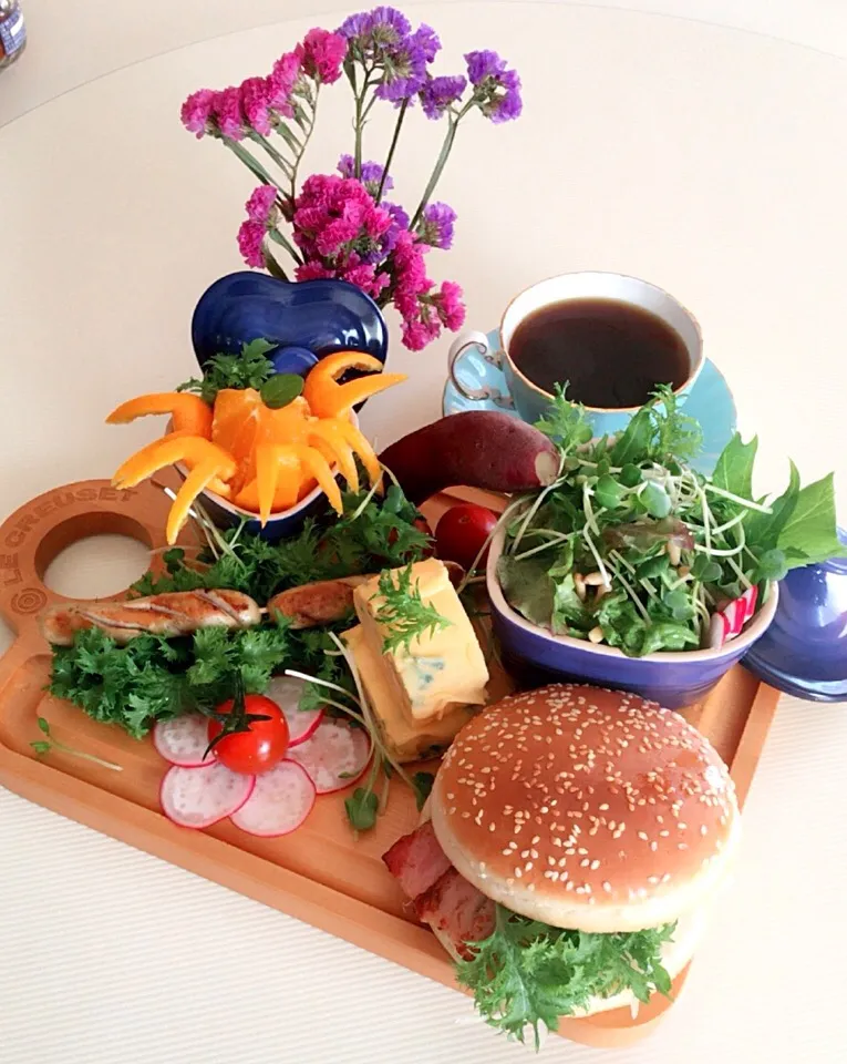 🍴ちょっと遅めのお早うございます☕️
🍴ベーコンサラダバーガー
🍴松の実サラダ
🍴わさび菜
🍴ソーセージ
🍴出し巻き卵
🍴さつまいも
🍴ミニ赤カブ
🍴ミニトマト🍅
🍴デコポン|Satomi Sakaueさん