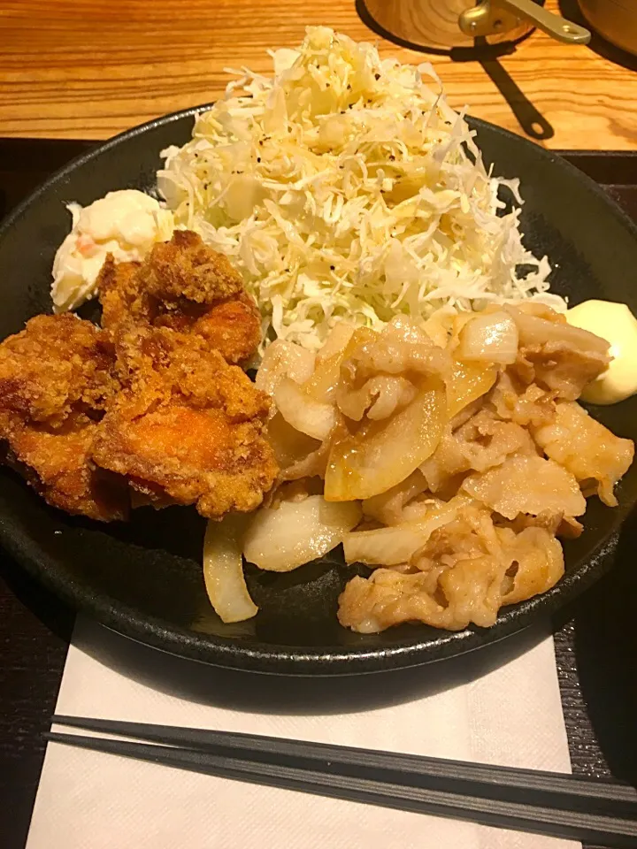 Snapdishの料理写真:唐揚げ&生姜焼き定食@左五右衛門¥720|Go Satoさん