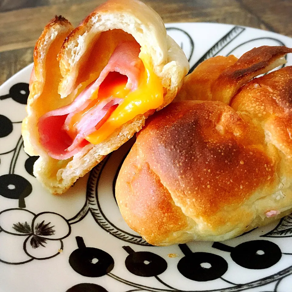 朝パン  〜ハムチーズ詰め〜|アッツさん