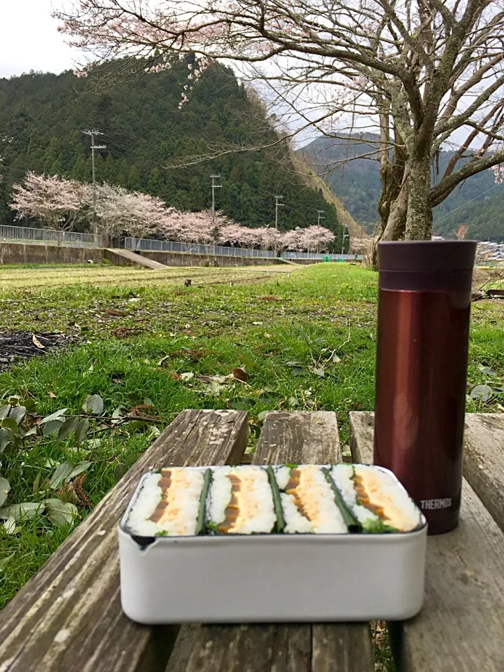 ピクニック・ランチ♬ (▰˘◡˘▰)☝︎
#ピクニック #ピクニック弁当 #ピクニック・ランチ #lunchbox #lunch #昼ごはん #お昼ごはん #花見 #花見弁当|Yoshinobu Nakagawaさん