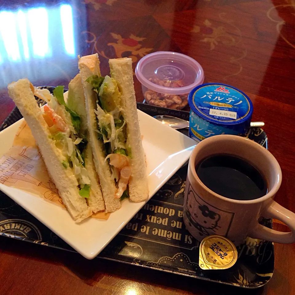 今日の朝ごパン(๑´ڡ`๑)海老アボカドサンド♡|ちゃたままさん