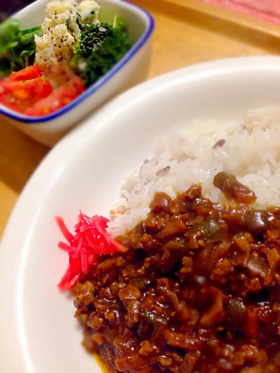 我が家の定番カレーは紅生姜添えのキーマカレー🍛#キーマカレー#紅生姜 #ポテトサラダ|こなちゅんさん