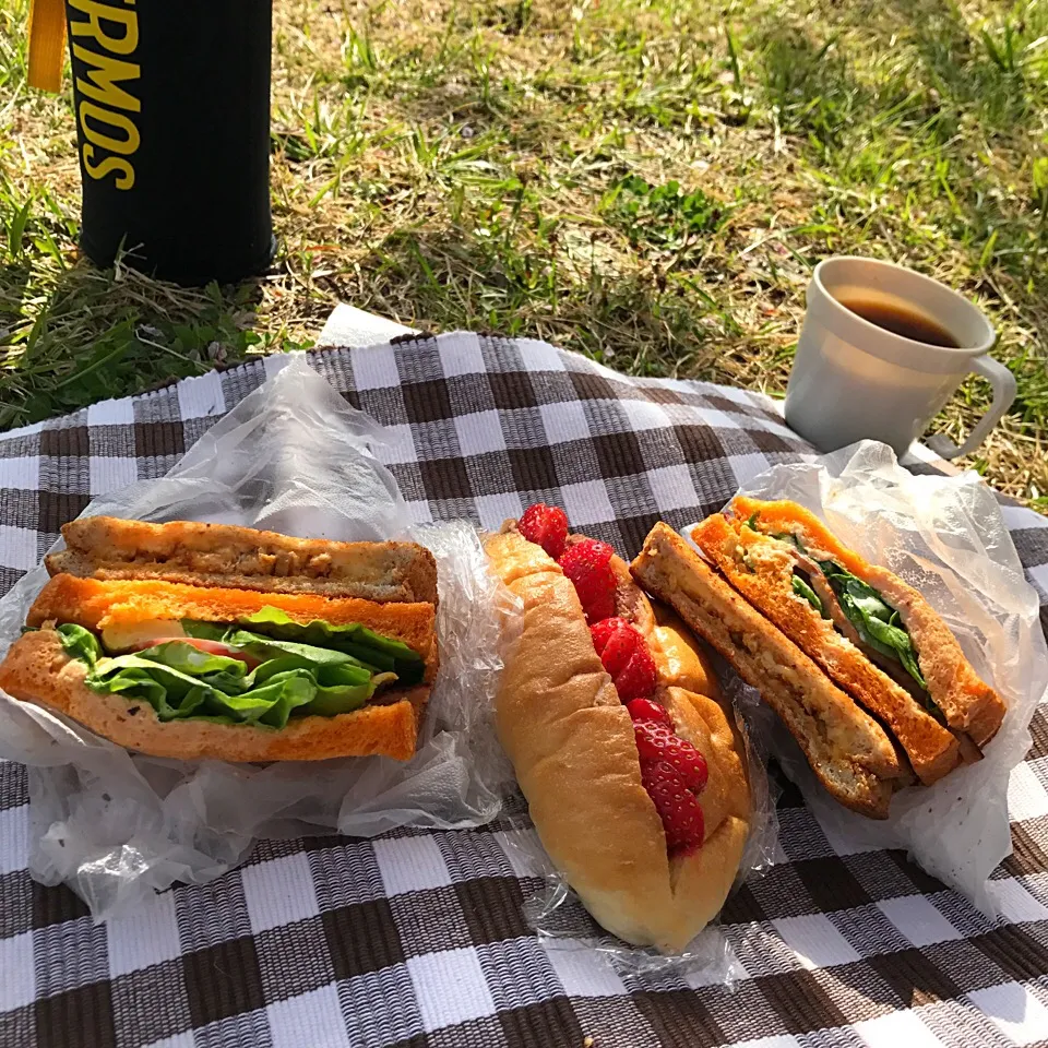 BELTサンド（トマト食パン）
カレーパン（グラハム食パン）
イチゴとサガワユーイチさんのジャムサンド（コペパン）|Ryokoさん