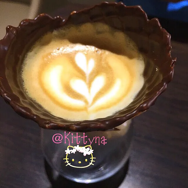 ☕️Coffee Cone Latte 🍦
Latte in a waffle cone.
Tasting the chocolate on the cone a the end each dip.
🈶️点先苦后甜的感觉.|🎀Kittyna🌸さん