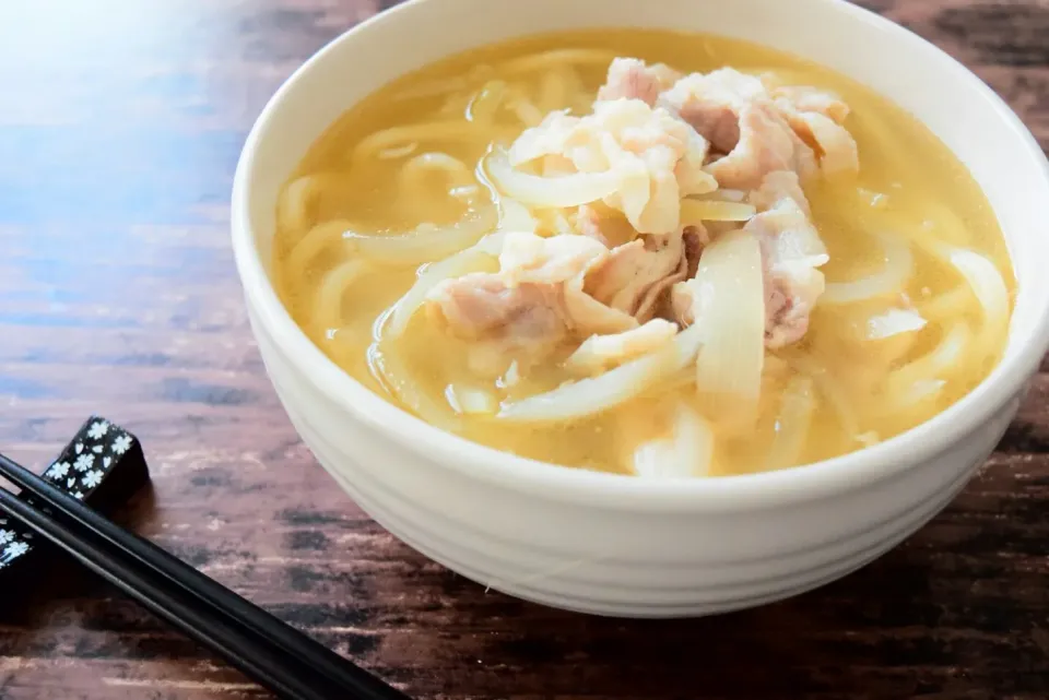 玉ねぎと豚バラ肉のごま油うどん

 #ごま油 #うどん #肉 #玉ねぎ|アマイモノ・クウ蔵さん