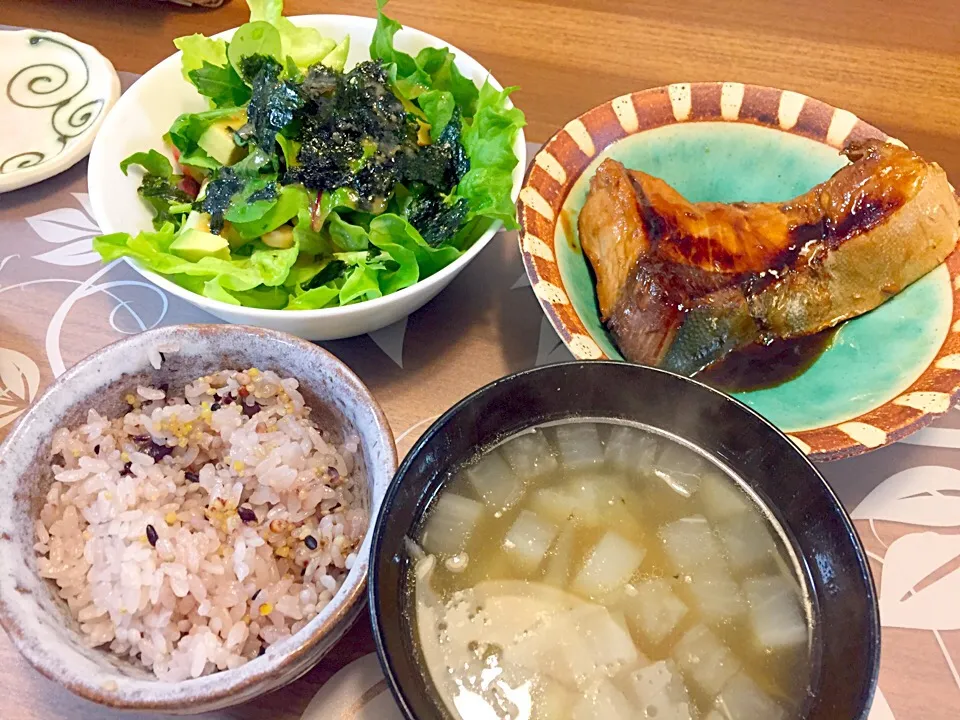 晩御飯
ブリの照り焼き、四種の豆とアボカドとりんごの海苔添えサラダ、大根とサツマイモとゴボウの味噌汁、十穀米|かよちゃんさん