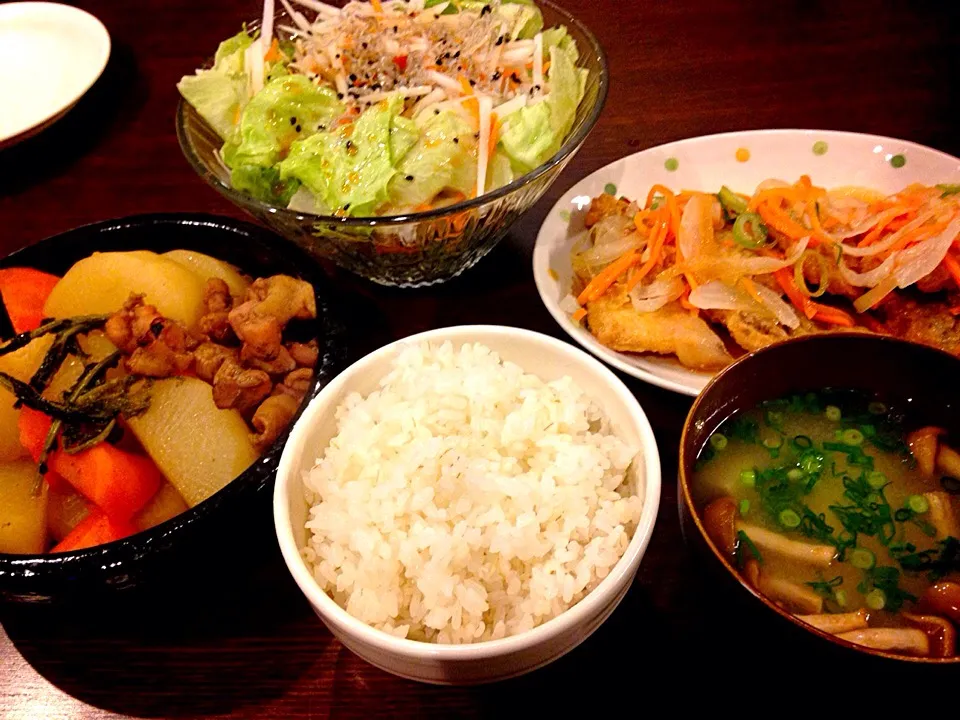 カレイの南蛮漬け🐟大根の煮物💛大根とジャコのサラダ💚なめこの味噌汁💜大麦ご飯|ともさん