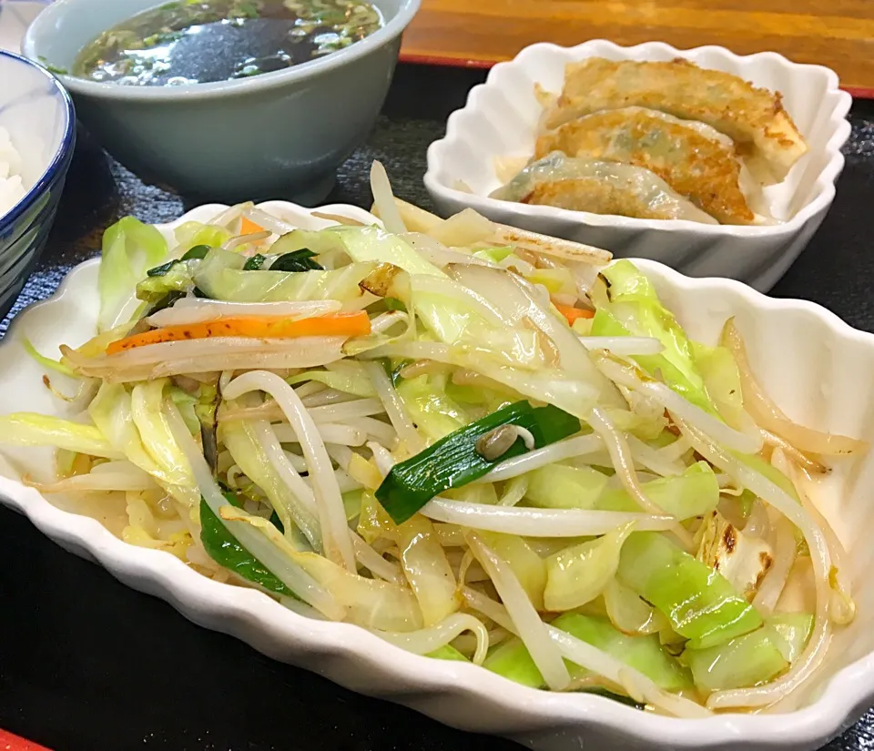 晩ごはん  餃子セット（野菜炒め、餃子、白飯、スープ、新香）|ぽんたさん