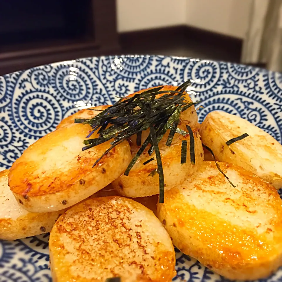 皮付きのままでいいよ長いもサッと焼き😊 ニンニク醤油✨|ヨッチャンさん