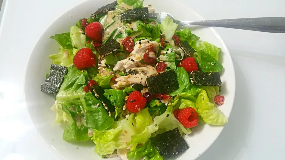 Roasted chicken romaine salad with flaxseed roasted Japanese sesame crispy seaweed raspberries and dried cranberries with lemon juice + roasted sesame sauce 😉😍|🌷lynnlicious🌷さん