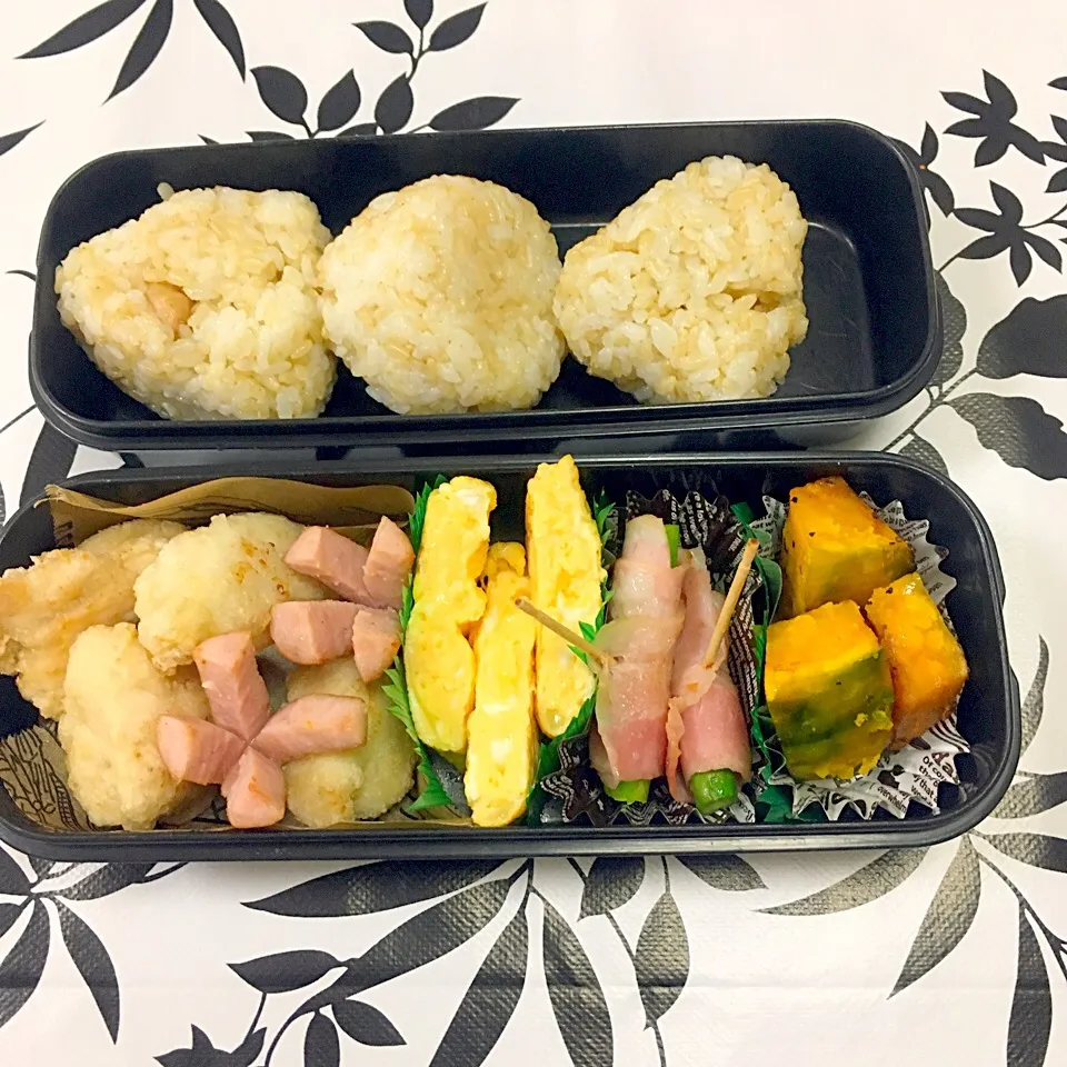 息子のお弁当 鳥の唐揚げ 卵焼き アスパラベーコン かぼちゃソテー ウィンナー  
肉入り玄米おにぎり|keitakumamaさん