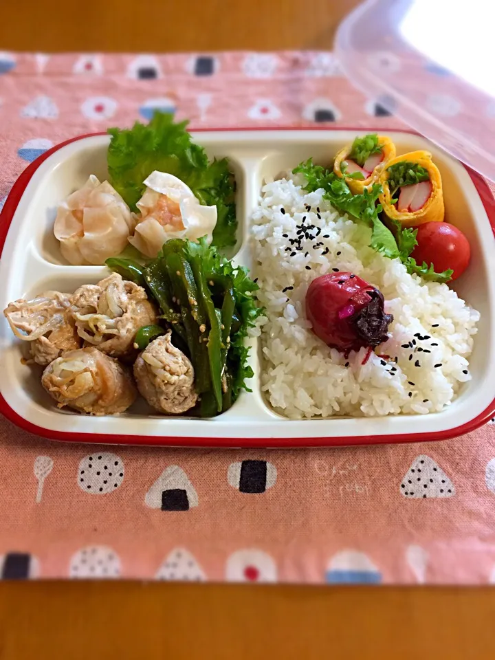 Snapdishの料理写真:ジジ弁当🎶
もやし肉巻き
ピーマンソテー
エビ焼売
卵の綺麗巻き|BooBooさん