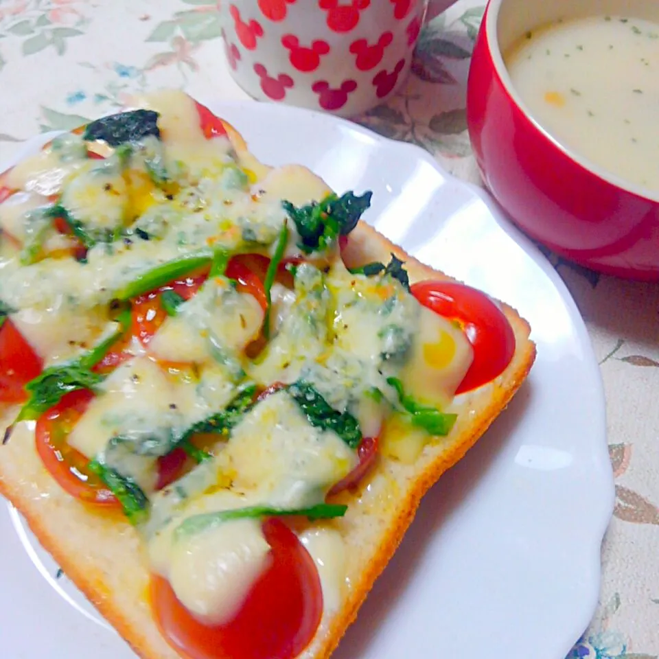 菜の花とプチトマトのチーズトースト🍞|うたかた。さん