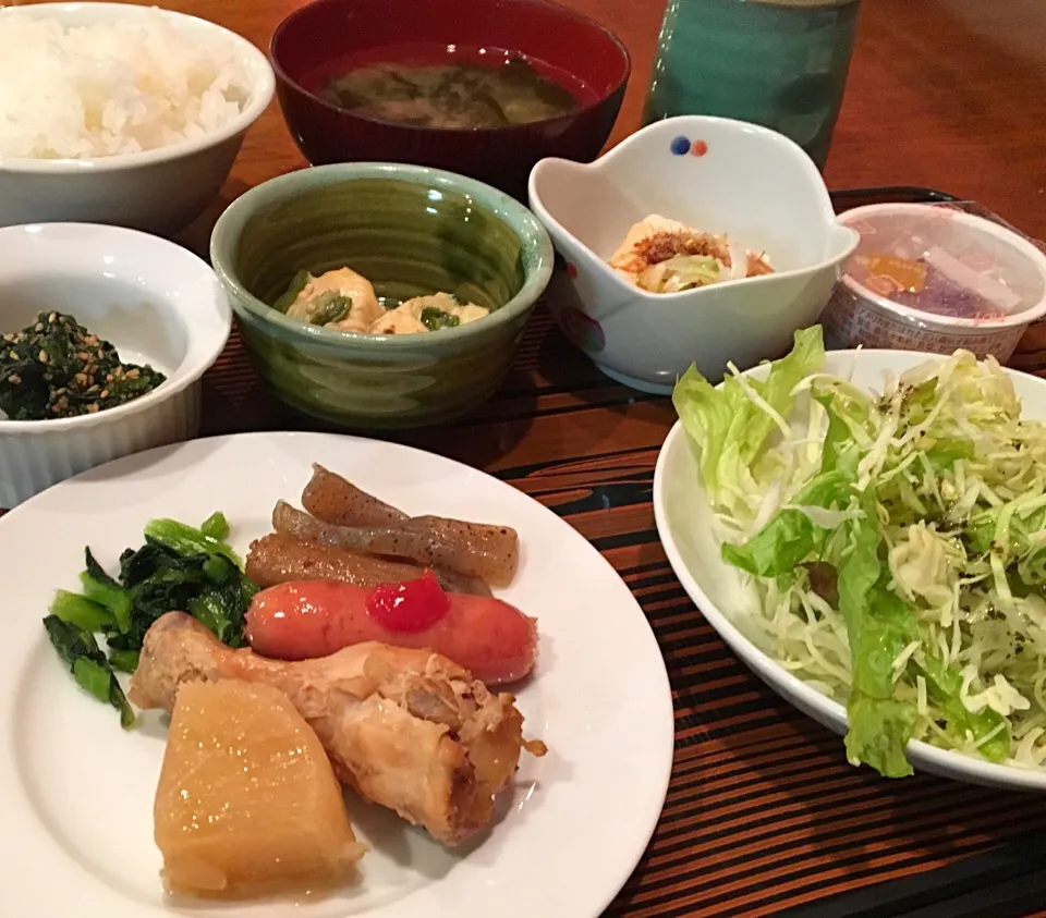 朝ごはん  手羽元と大根の煮物 ウインナー 蒟蒻ごぼう 野沢菜 サラダバジルドレッシング ほうれん草胡麻和え オクラ湯葉巻き 湯豆腐 納豆 白飯 味噌汁 ほうじ茶 出汁茶漬け ゆで玉子 コーヒー|ぽんたさん