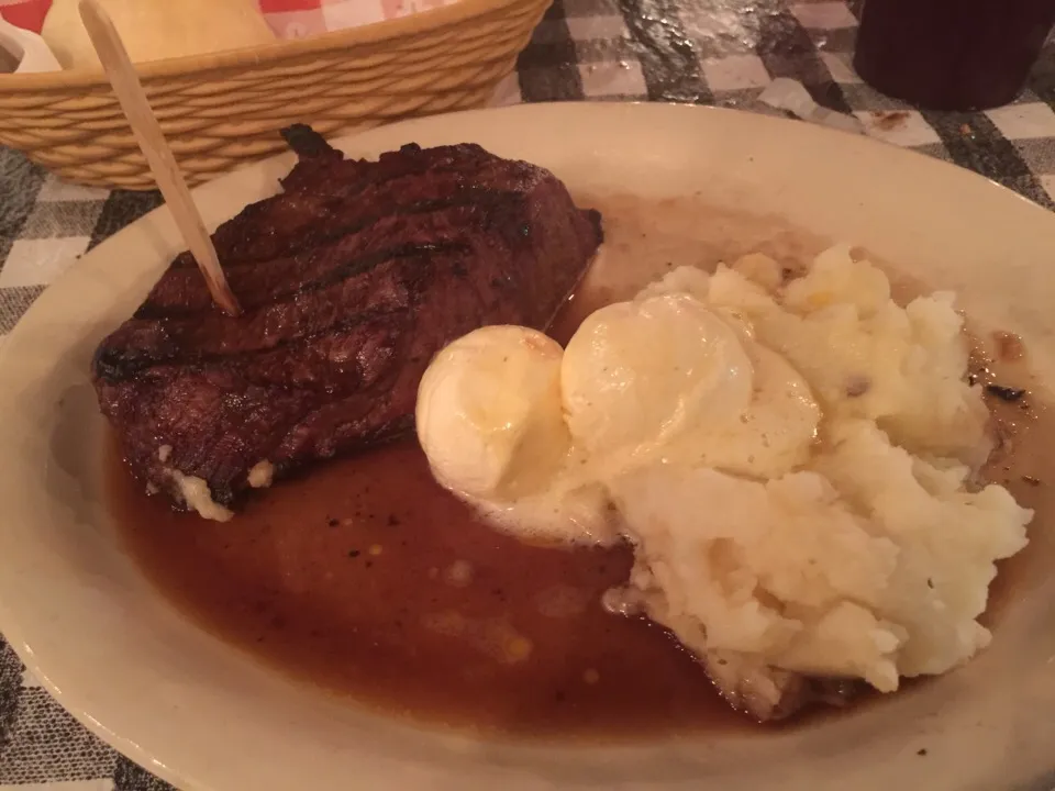 T-Bone Steak w/Garlic Mashed Potatoes|Richard Thompsonさん