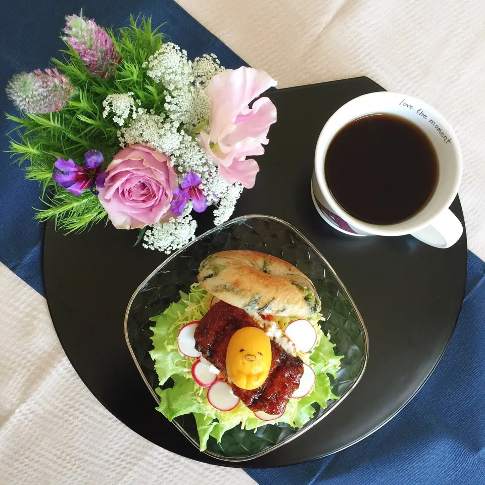 Snapdishの料理写真:4/13❤︎ぐでたまちゃん&蒲焼き風白身魚とカッテージチーズのせベーグルサンド❤︎|Makinsさん