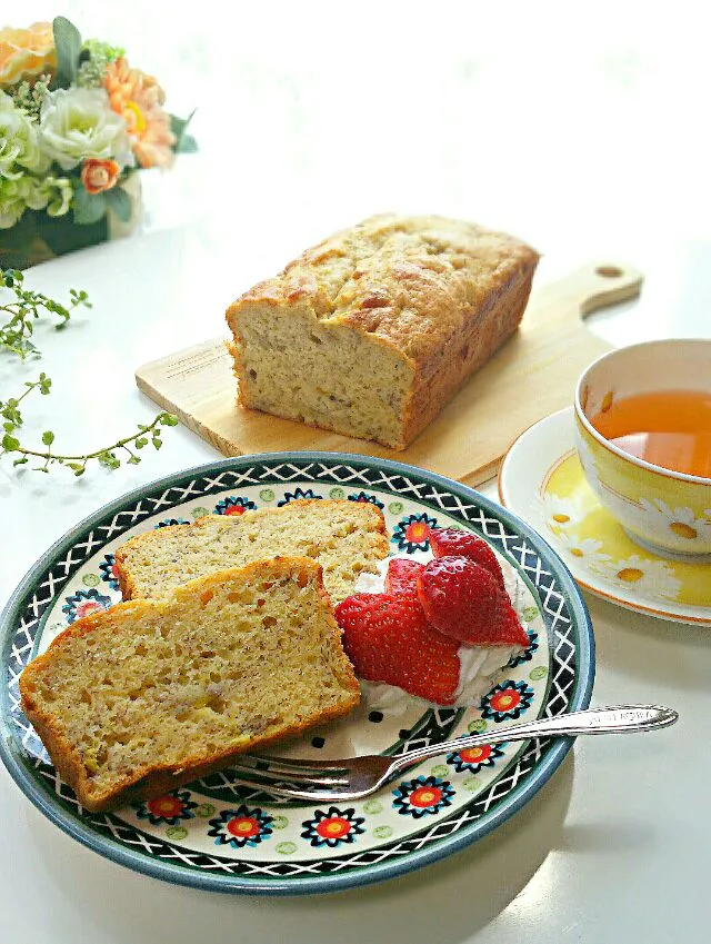 Snapdishの料理写真:#おうちカフェ Tea time☕  Herbal tea and banana bread with cream 
#ハーブティー で一服 #バナナケーキ のクリームと#あまおう 添え#おやつ|まめさん