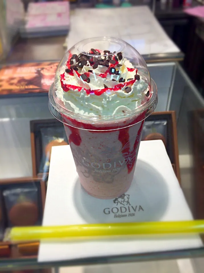 Snapdishの料理写真:GODIVA ショコリキサー ホワイトチョコレート ストロベリー＆チョコチップ 600円(税込)春夏限定9/30まで|ももさん