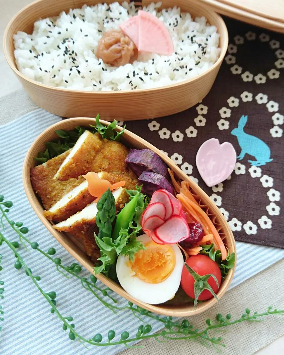 娘弁当☺  チキンカツ  ゆで玉子  紫芋のバター焼き  人参のマリネ   プチトマト🍅  ラディッシュ|e  satoさん