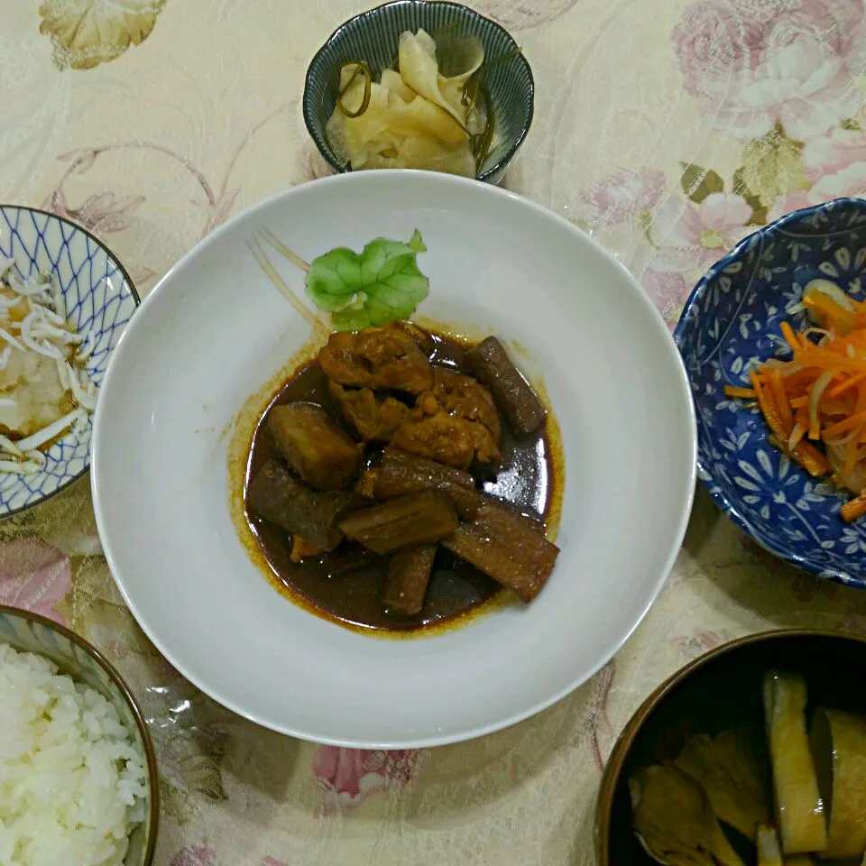 鶏とごぼうのコックリ味噌煮
　しらすおろし
　人参と玉ねぎの和風マリネ
　大根の昆布漬け
　焼き舞茸の吸い物|たえさん