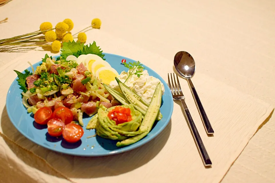 今夜のおうちごはん🍚
＊手作り塩ヨーグルト添え
マグロとアボカドのハワイ料理🌴 
「アヒポキ」|かれんさん