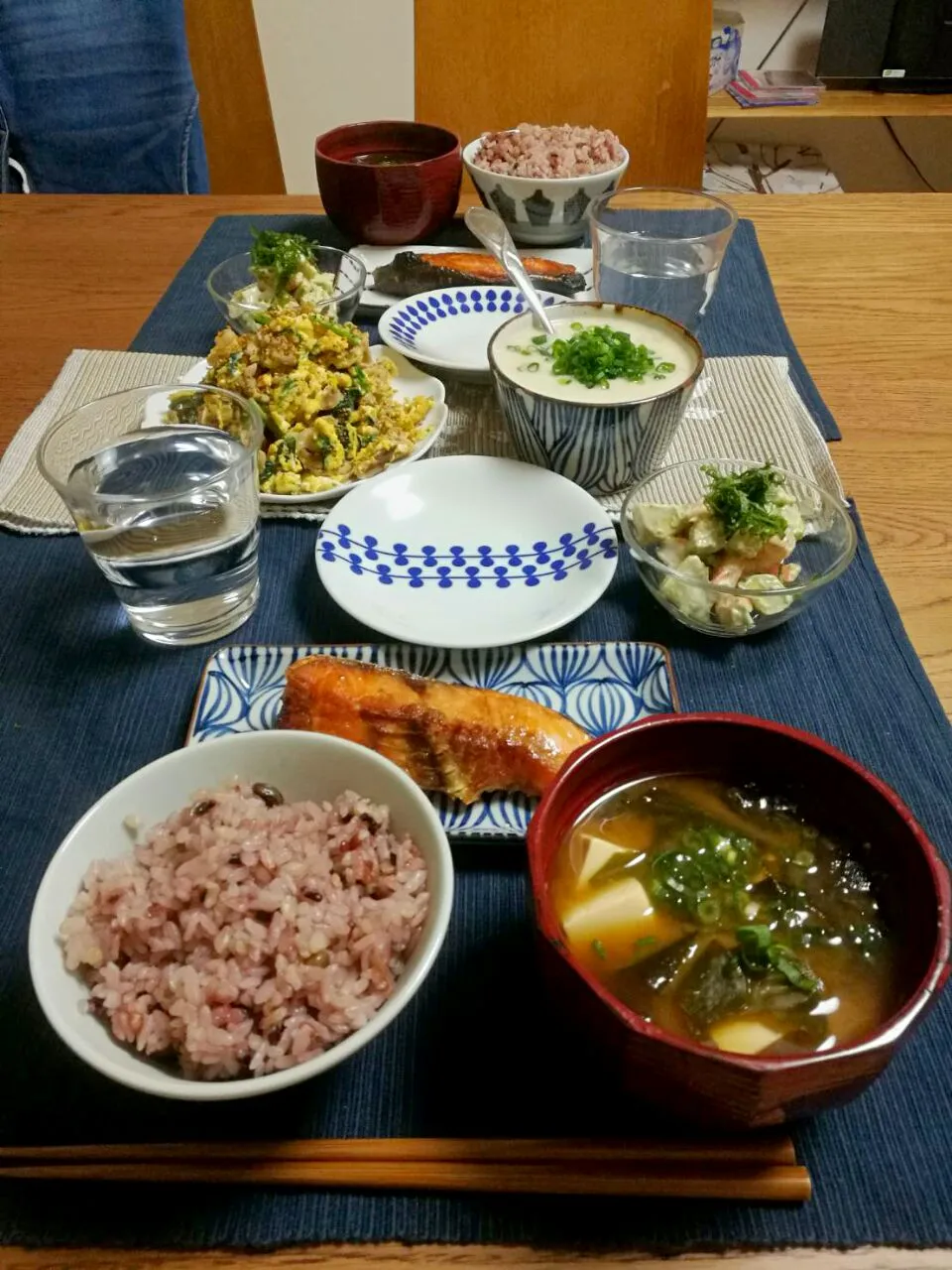 今日の夕飯 #焼き鮭 #ほうれん草豚肉卵炒め #アボカドエビのわさび醤油マヨ #とろろ #お味噌汁|こあささん