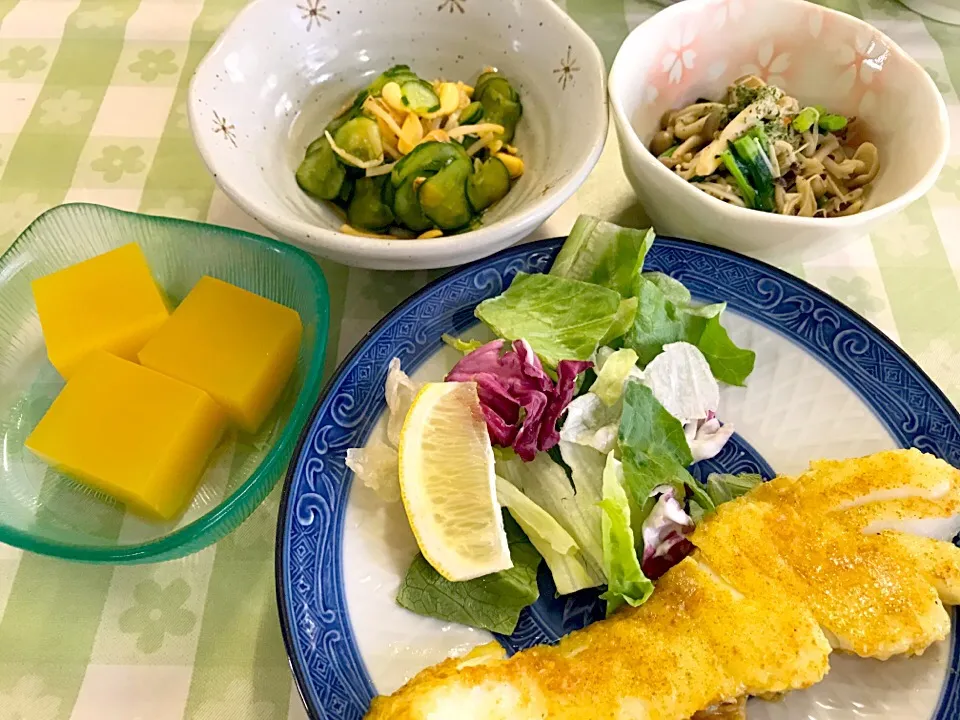 鱈のカレー風味ムニエル、ピリ辛モヤシの和え物、きのこのバターソテー、野菜ゼリー|もちもちさん