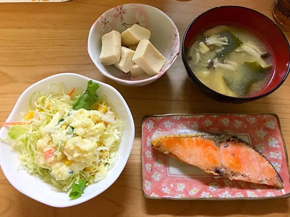 鮭の塩焼き、お惣菜ポテトサラダ、高野豆腐、お味噌汁|ほなさん