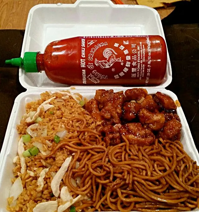 🥘It's Time for #Lunch at The King Buffet with my bottle of Siracha 🥘 #Box lunch/Deli #Chinese cuisine Lomein #Noodles  #Chicken Shrimp #Fried Rice 🥘|Alisha GodsglamGirl Matthewsさん